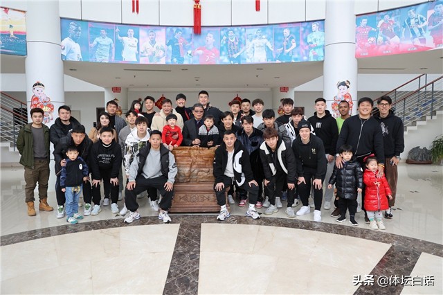 51岁范志毅为恩师庆生,4岁美国籍女儿颜值高,为师公切蛋糕