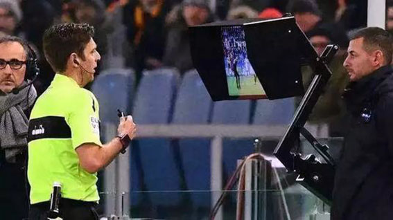 无中生有？玻利维亚没有VAR却做出根据VAR判点的手势，引发争议