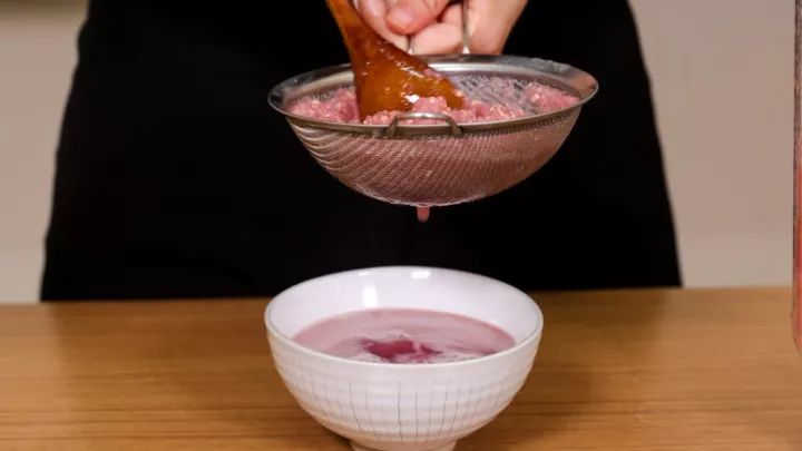 水嫩桃胶银耳露做法,美容养颜桃胶西米露