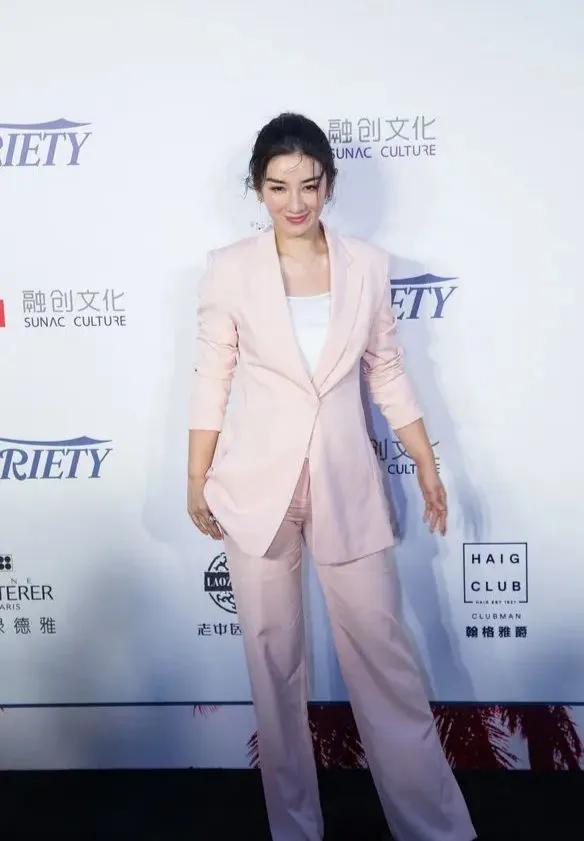 黄奕颜值天花板时刻,黄奕被嘲脸肿不像样