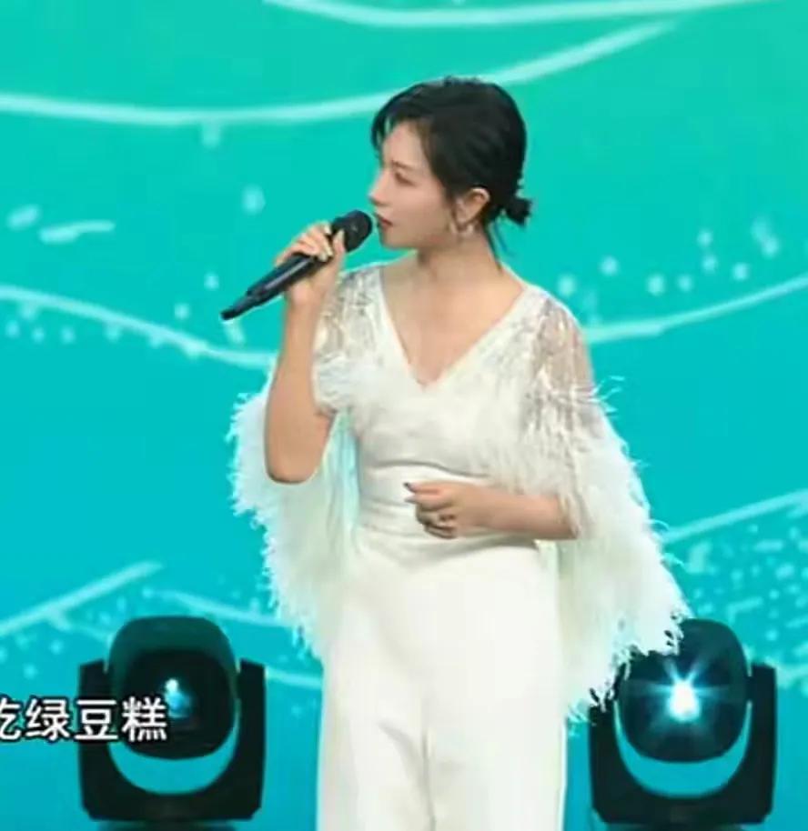 央视端午晚会张瀚徐璐牵手，吉娜内衣外露勒出肉，唱歌却睁不开眼