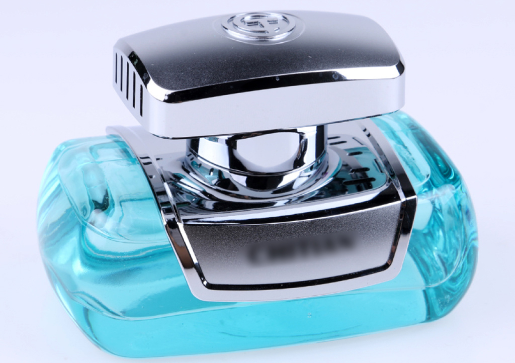 车里有霉味用什么车载香水,车上什么香水味道淡而且持久留香