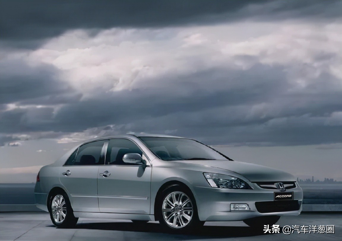 外观高端大气内饰空间豪华舒适,外观不输雅阁