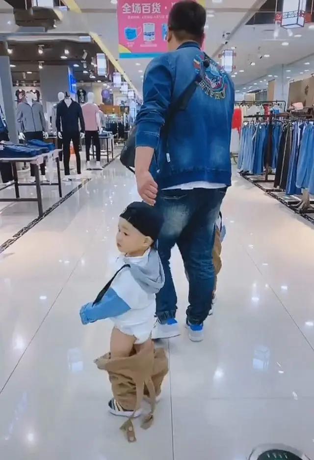 奶爸带娃忘记扔尿不湿,奶爸带娃逛商场