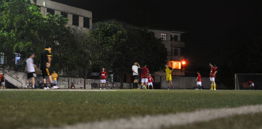 碰瓷*党**密谋4天来珠海食“大茶饭”！刚偷走粤C车牌，转眼遇上足球队被追满街跑！