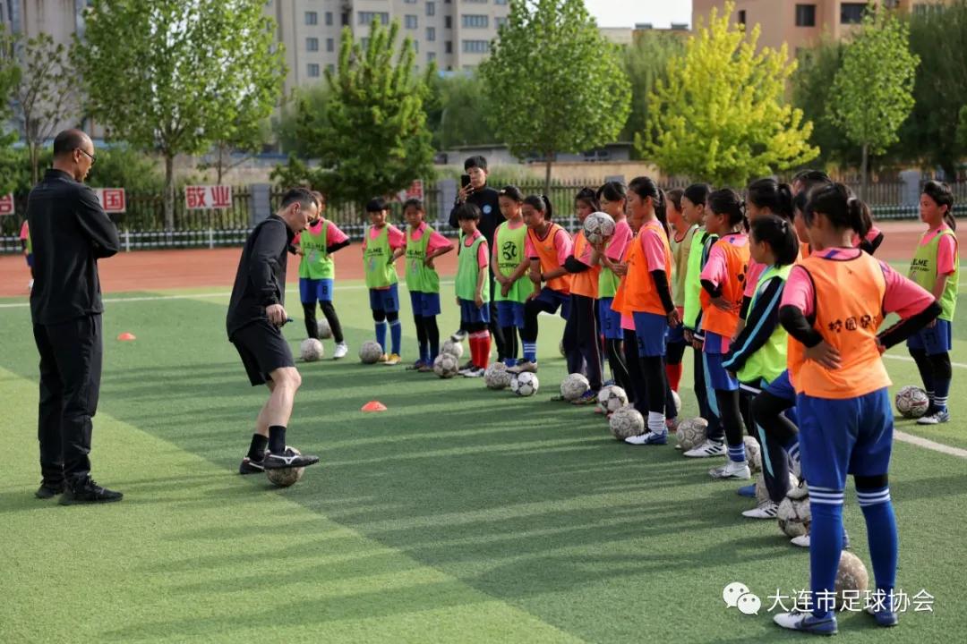 亚足联-中国足协“梦想中国”走进大连市八一希望小学