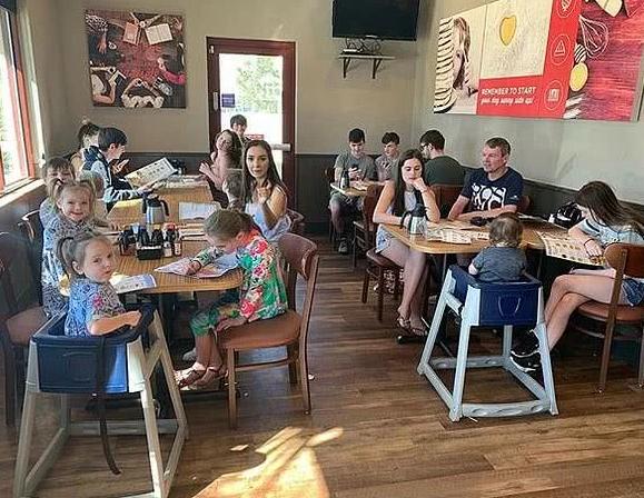 “疯狂妈妈”生孩子上瘾，30年生21个娃，网友：快够2支足球队了