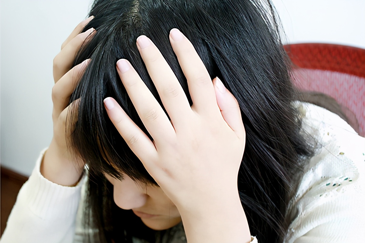 头皮痒，一挠指甲缝里就有白泥，这些白泥是什么？一文给你讲清楚