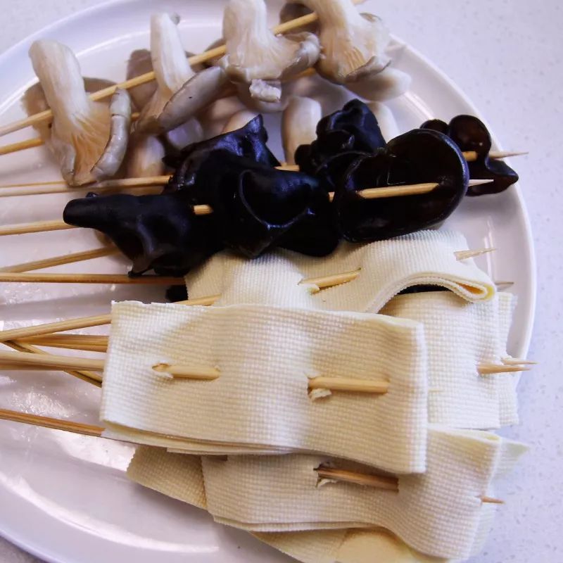 在家自制烧烤邻居家小孩都馋哭了,自己做辣条隔壁小孩都馋哭了