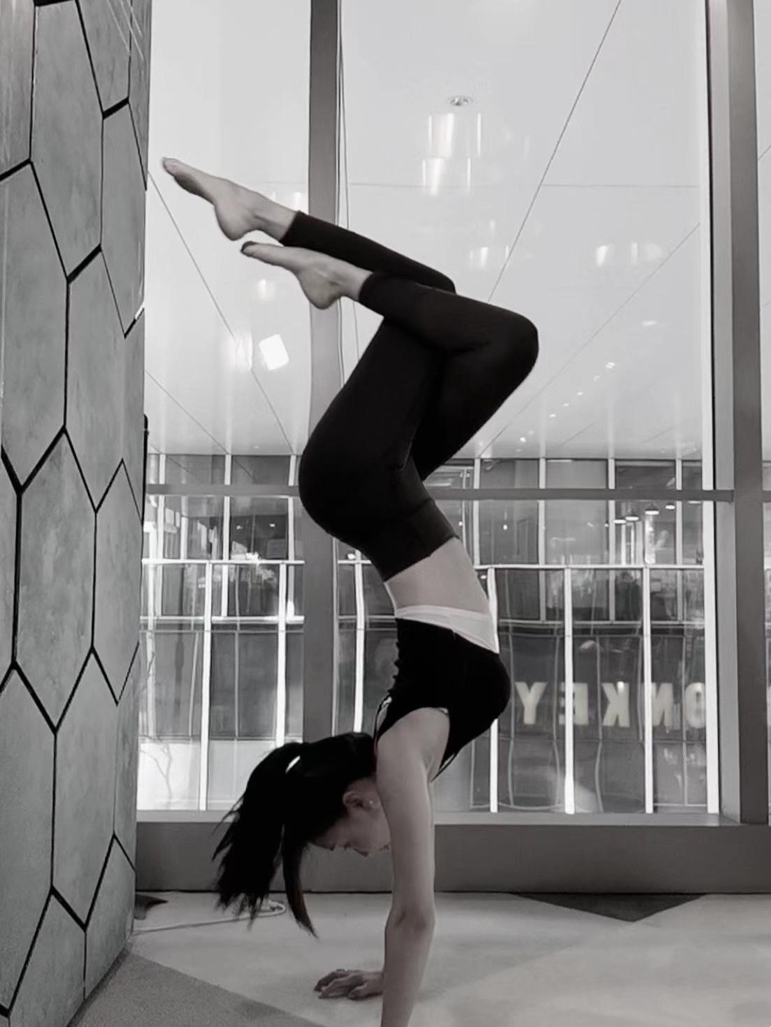 “龙女郎”身材有多好？作为瑜伽教练的她，紧致身材，惹人羡慕了