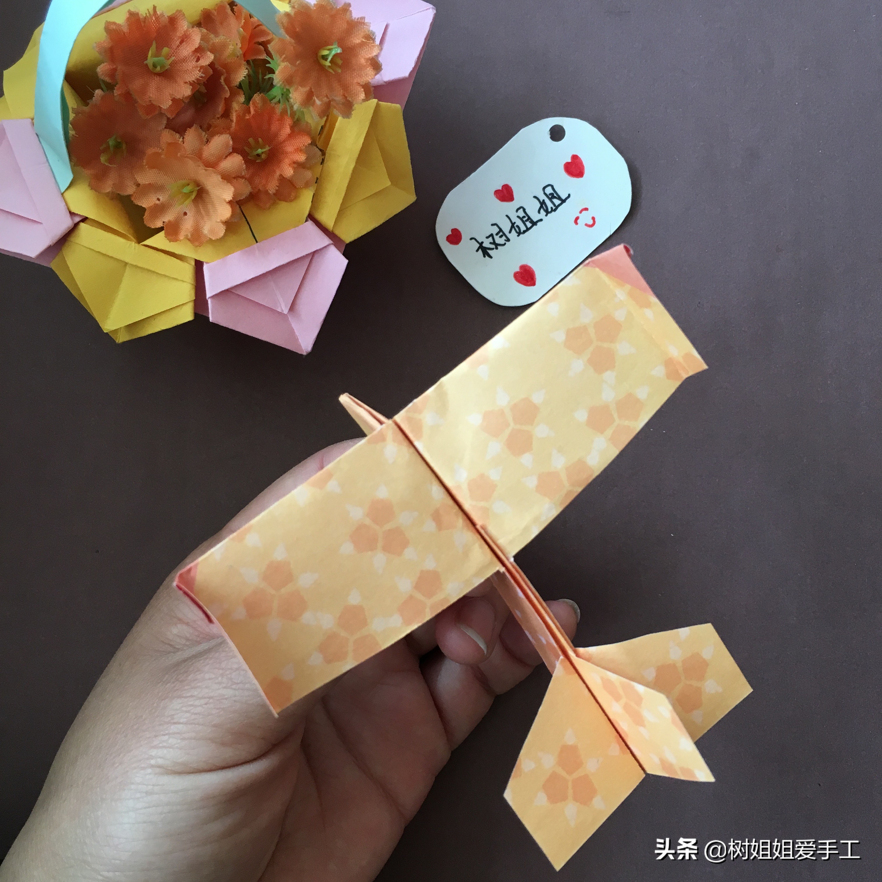 飞机折纸飞得又远又稳折法,正方形折纸飞得最远的纸飞机折法