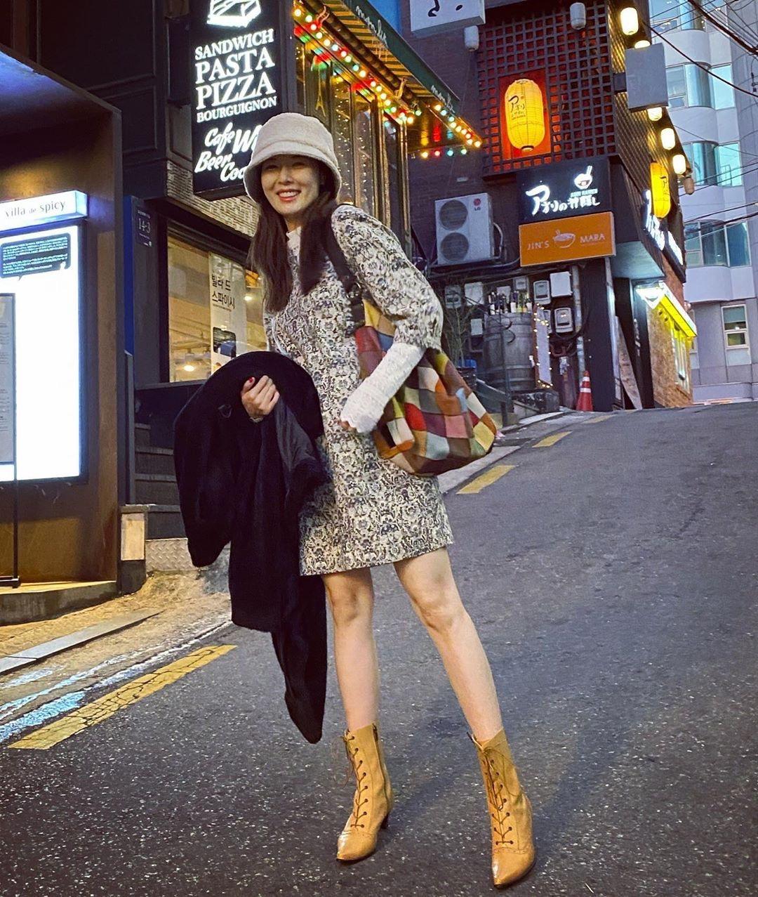 金泫雅身材曝光银色上衣,金泫雅绿色吊带衣服照片