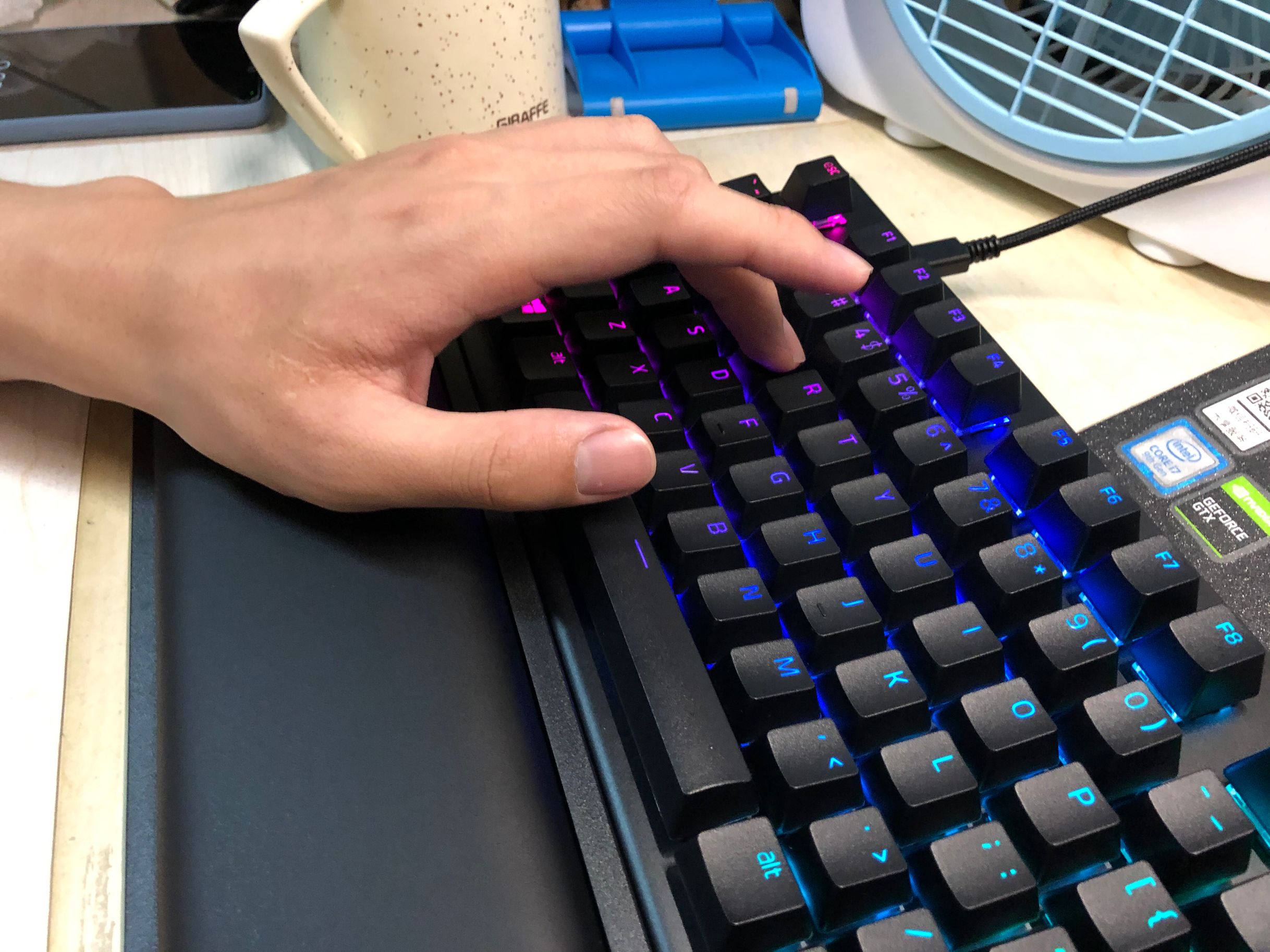 雷蛇黑寡妇v3键盘如何调节灵敏度,雷蛇黑寡妇游戏键盘测评