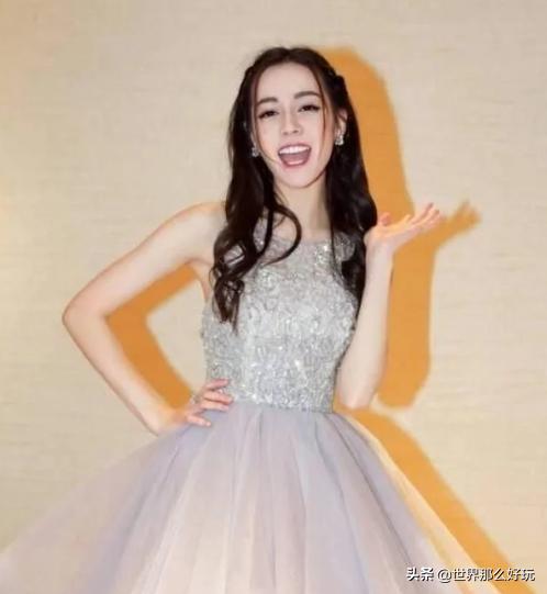 长相神似迪丽热巴的车模,车模和迪丽热巴对比照