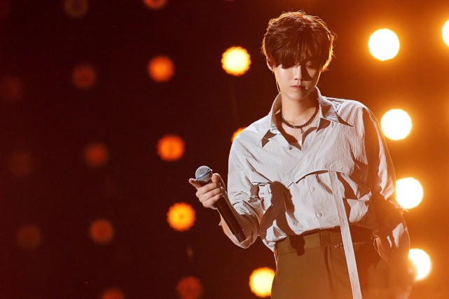 鹿晗最新广告大片曝光，粉色服装混血感满满，内娱颜值天花板