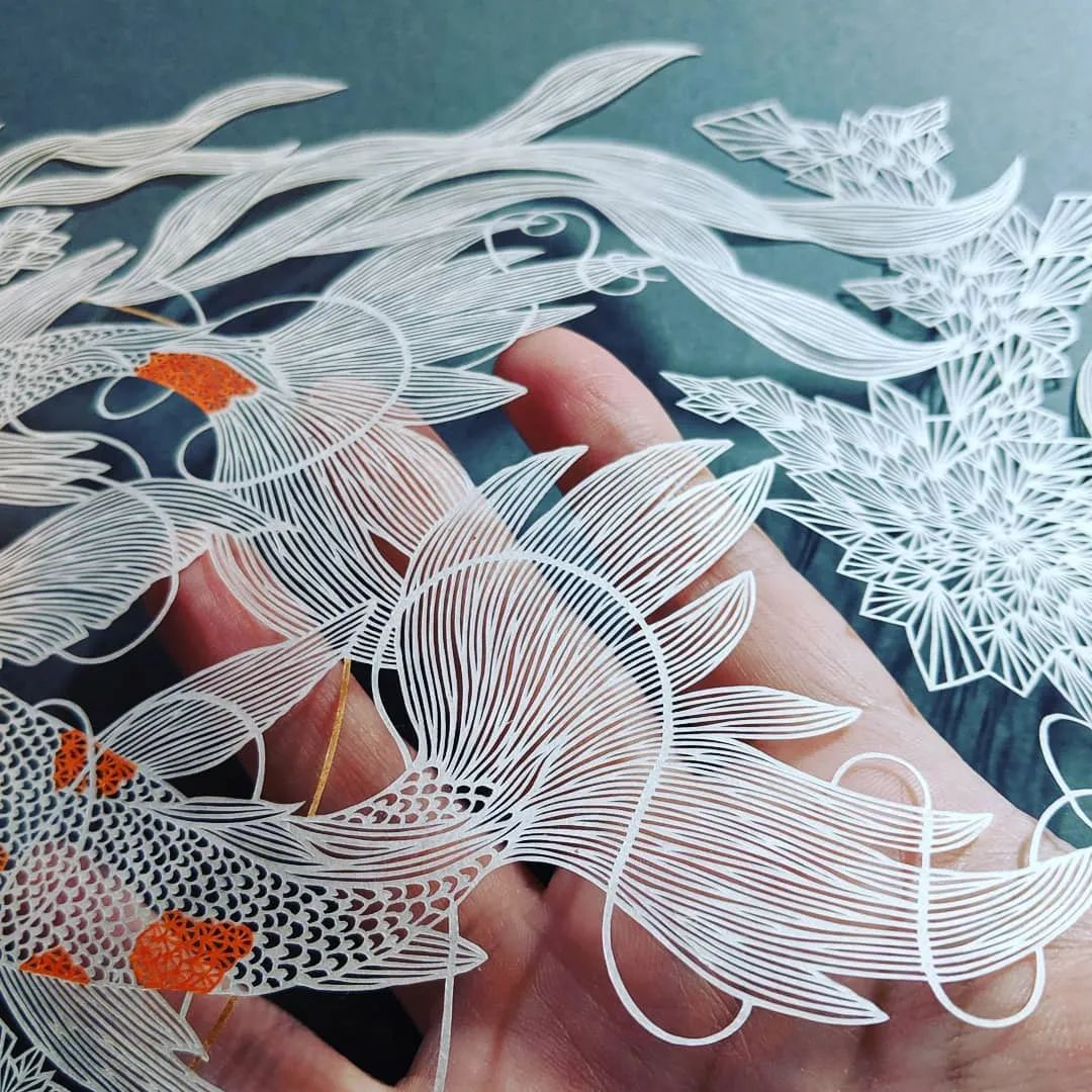 她被称为“刀王”，凭一把破刀，一张破纸，作品征服了全世界