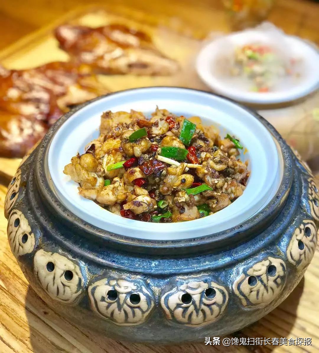 二道老厂区奇店。鹅的一切，全都炭火烤。烤鹅脖大锤抡