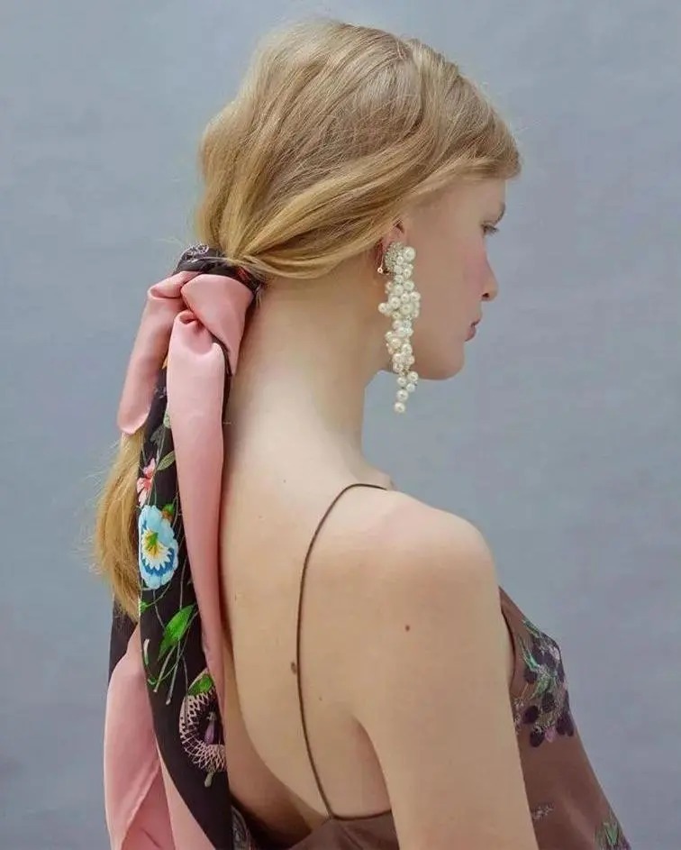 丝巾有什么时髦的使用方法,夏天系丝巾怎样发朋友圈