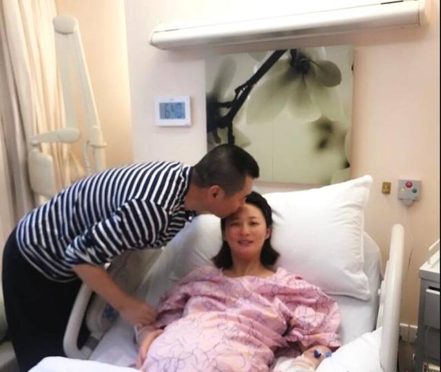 昆凌生一胎的时候多少岁,昆凌生完二胎后首次露面