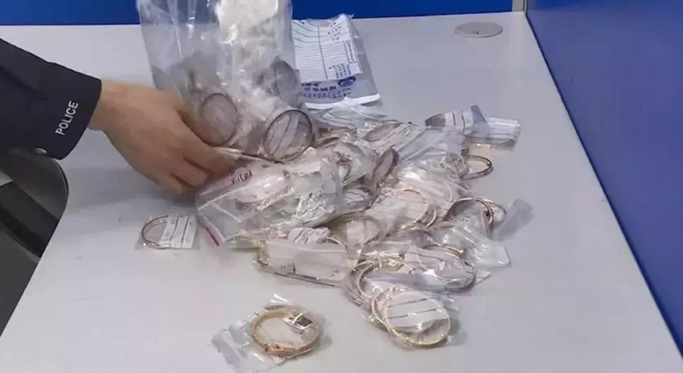 房间里堆满化妆品,卡地亚纪梵希香奈儿