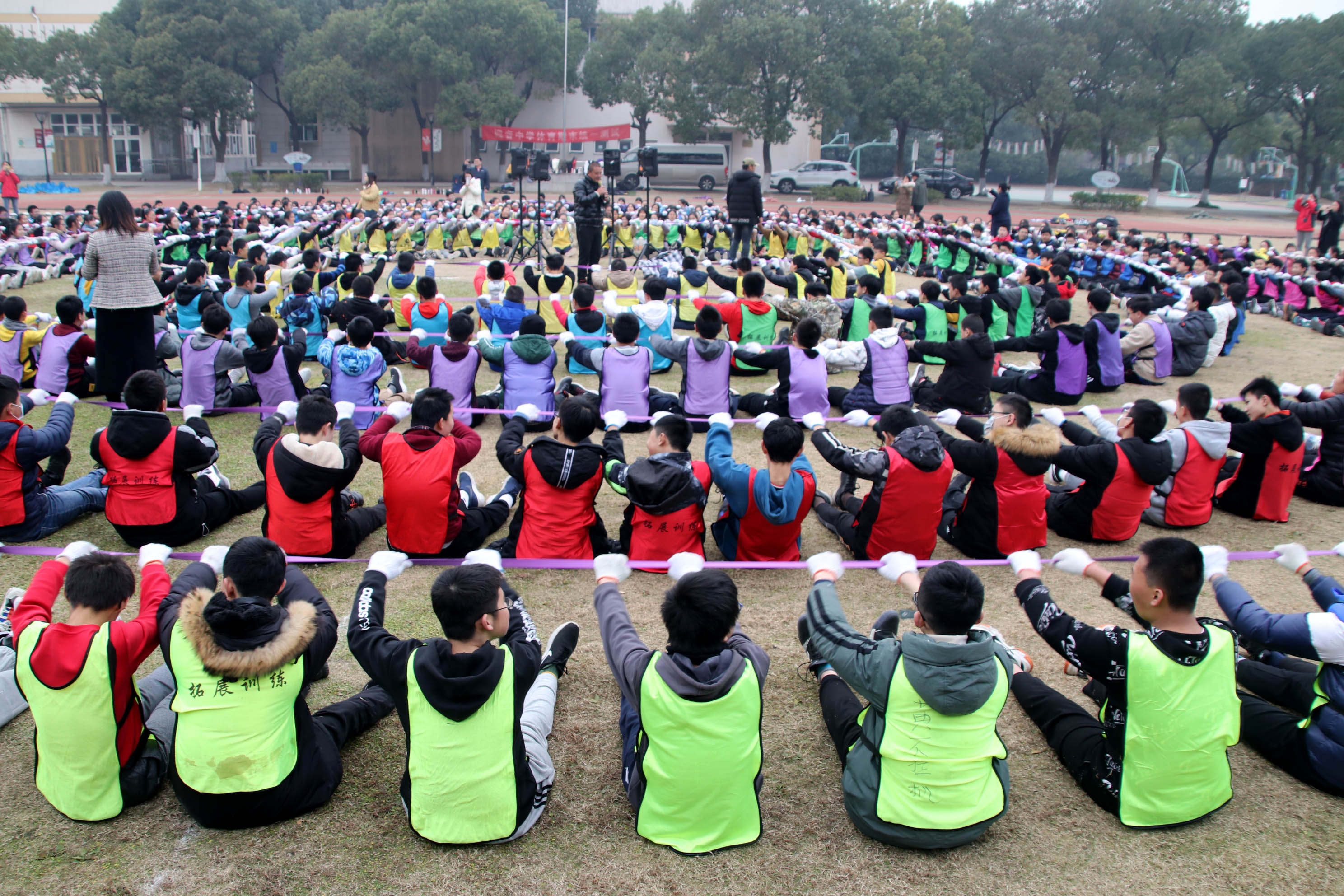 苏州吴中区迎春中学开展“拓展训练进校园素质教育显身手”活动