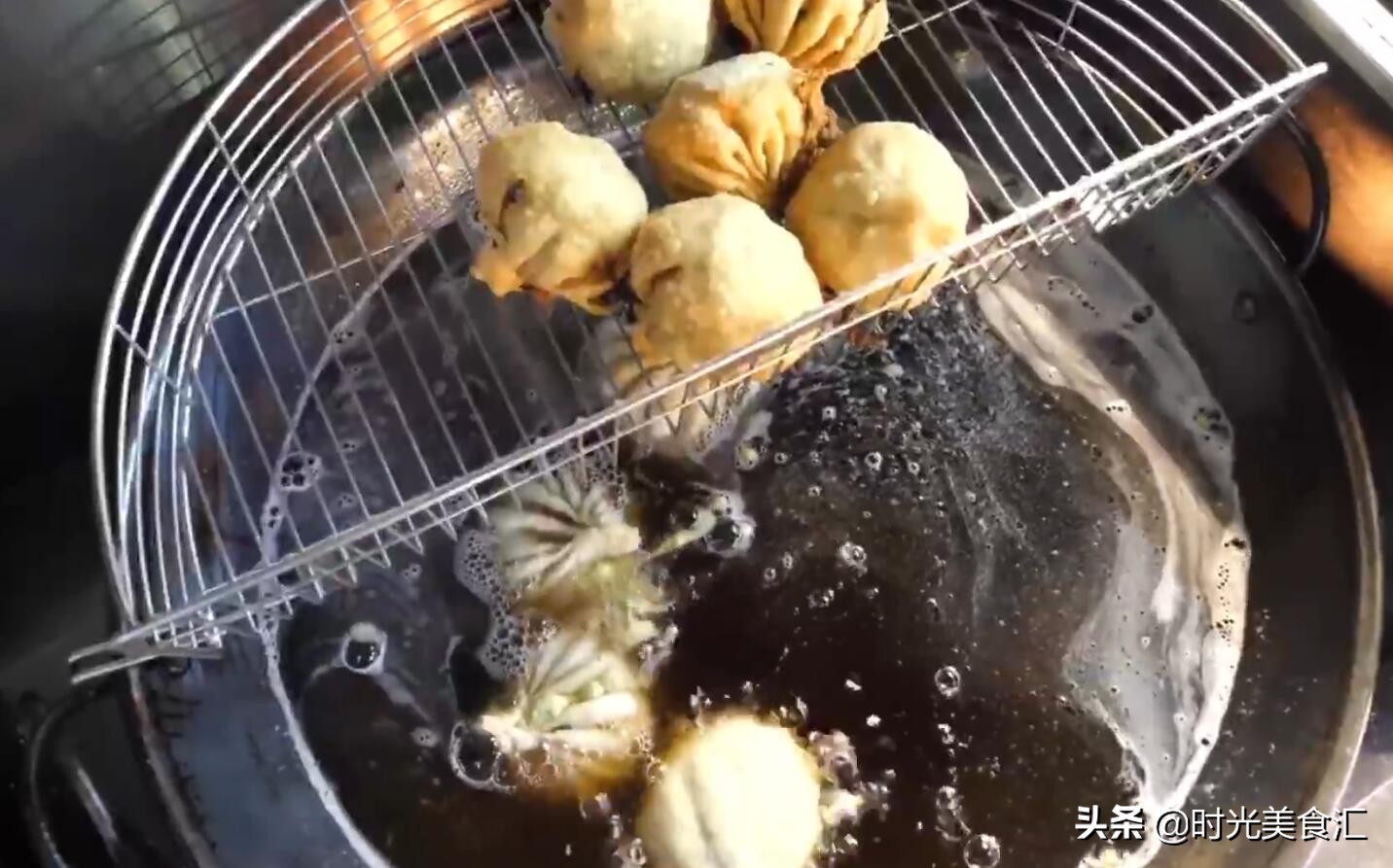 胖大姐做油炸包子，一个包子50元没人嫌贵，天没黑就有人来排队