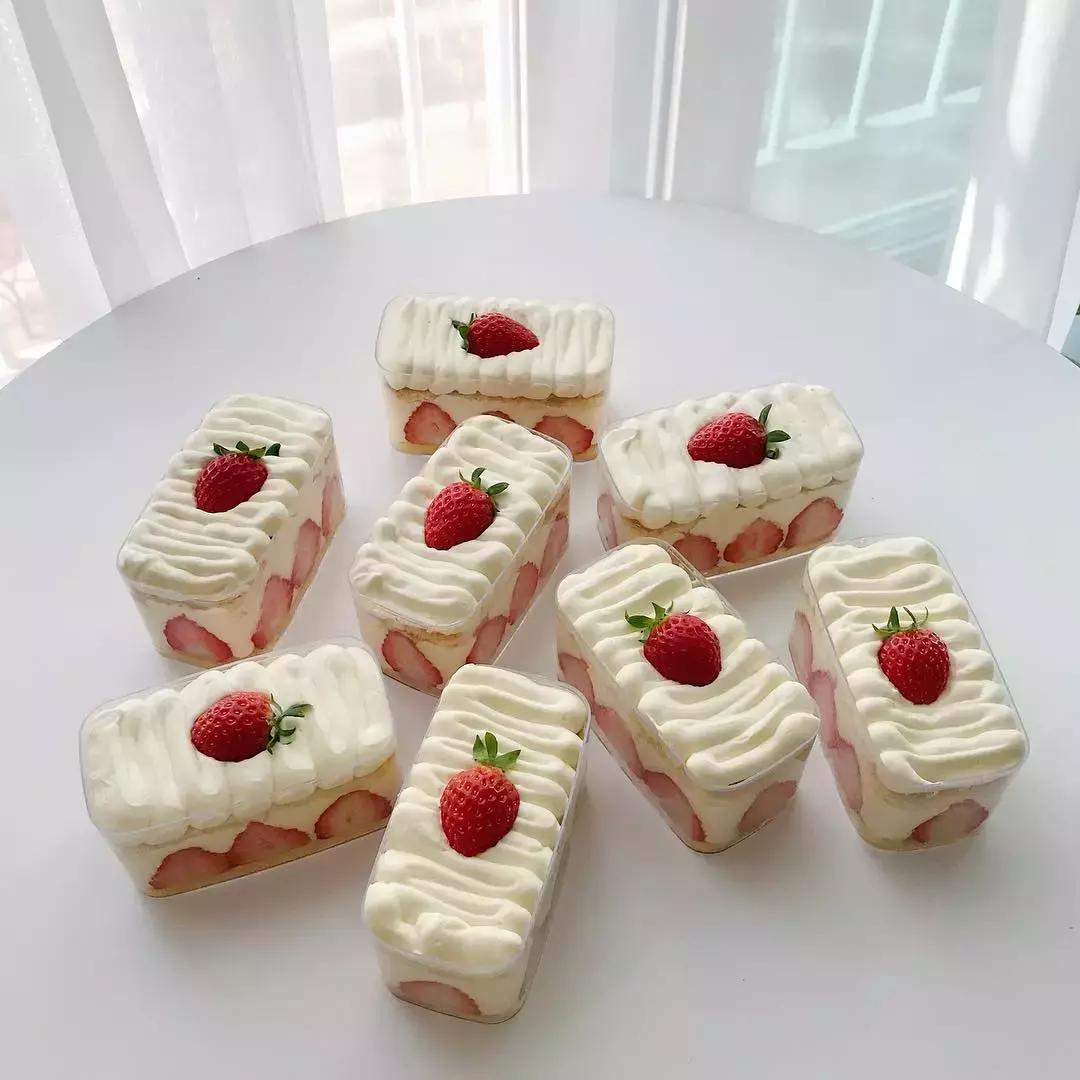 最近很火的抖音草莓蛋糕,韩国蛋糕店草莓蛋糕