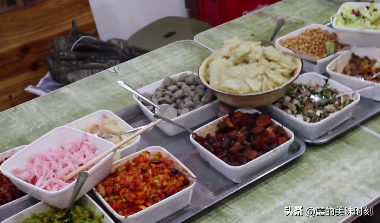 大姐热卖早餐15元一份食客迟了,大妈摆摊卖良心早餐一碗六元