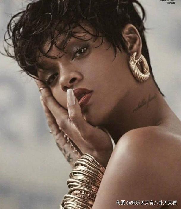 兼职歌手的美妆博主蕾哈娜女士终于出新歌了，等太久啦