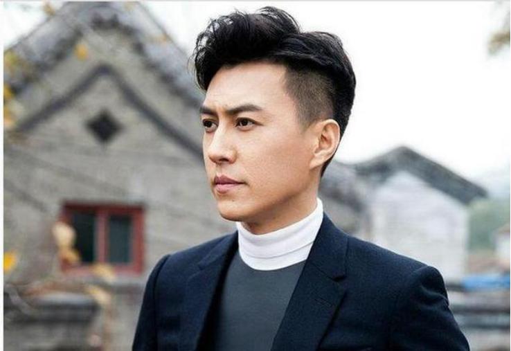 看过靳东的“装”，才知他“德艺双馨”艺术家人设崩得一点都不冤