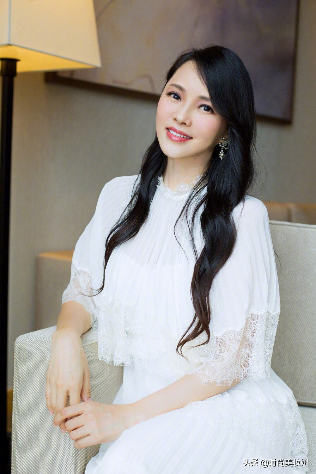 伊能静50岁又怎样！穿露背碎花连衣裙显身材，好气质哪具时间