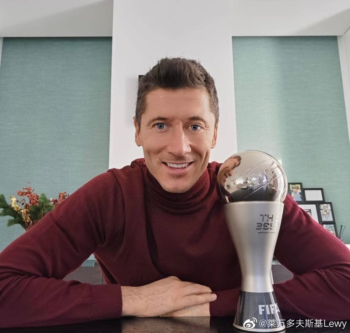 玩尬的！莱万获懂球帝颁发奖杯，球迷吐槽“世界级”奖项像地摊货