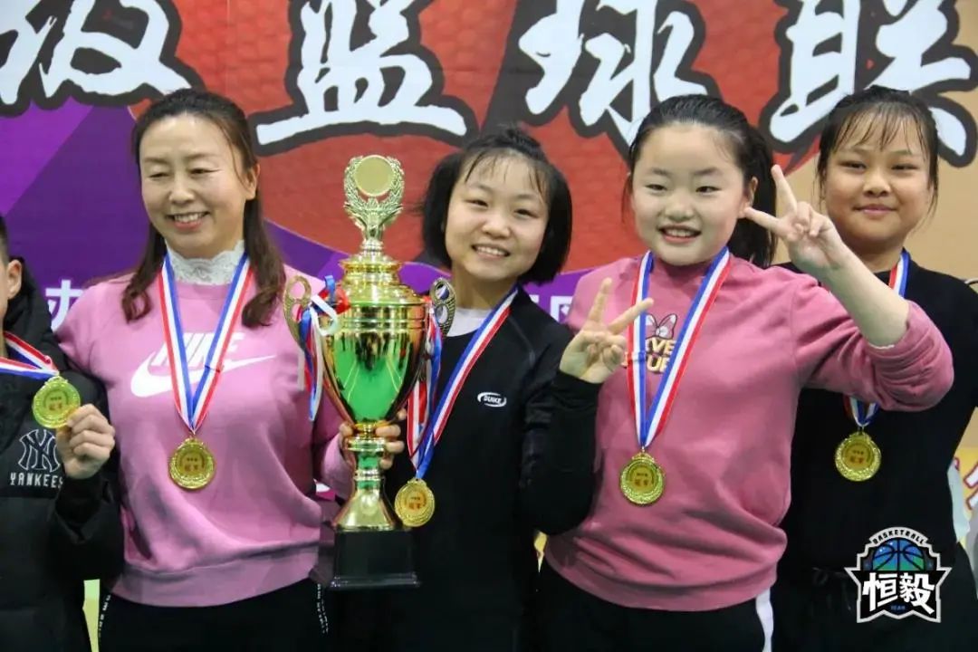 寒冷的早晨也挡不住冬泳人的步伐,寒冷的天气也挡不住我前进的步伐