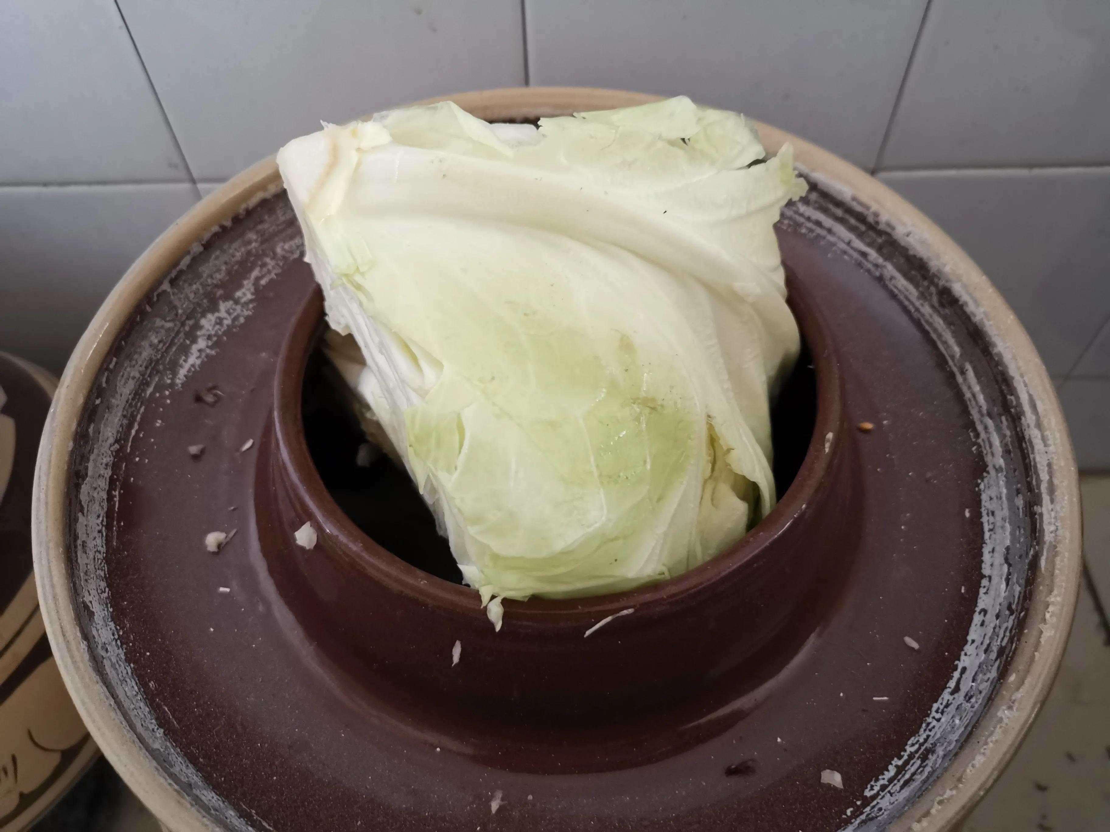 玻璃泡菜坛腌酸菜,泡菜缸里泡老坛酸菜