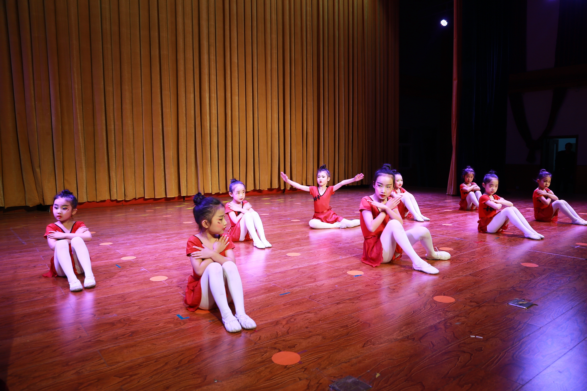 金鸡艺术《舞动人生梦想起航》专场晚会在青少年活动中心演出