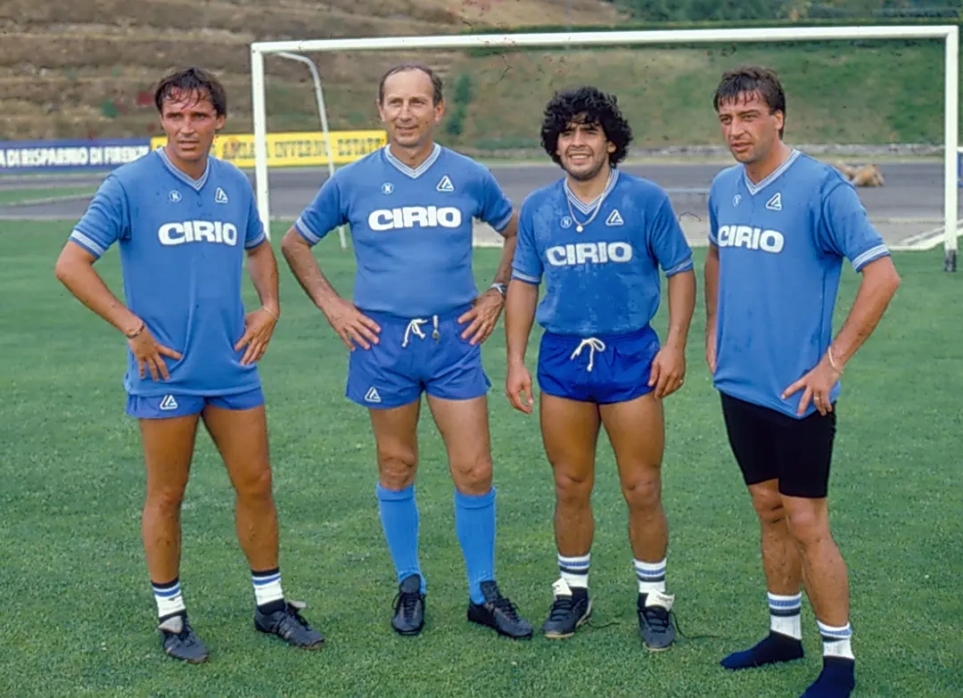 球王马拉多纳的陨落纪录片完整版,马拉多纳传奇纪录片