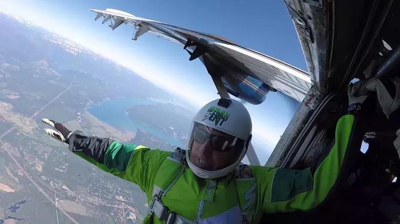 从2.5米高处跳下会怎样,2分钟从8000米高空坠落什么感觉