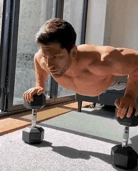 如何在家练出饱满胸肌?6个哑铃动作,帮你把胸肌练厚练饱满