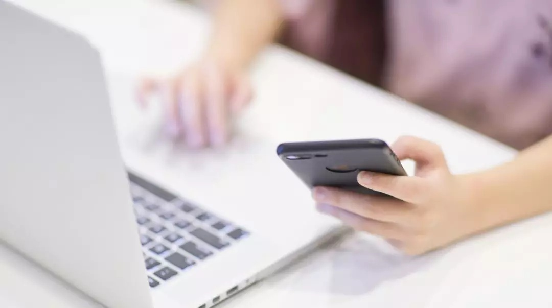 买个小花、刷个游艇，换来一句“谢谢你”，他究竟图个啥？