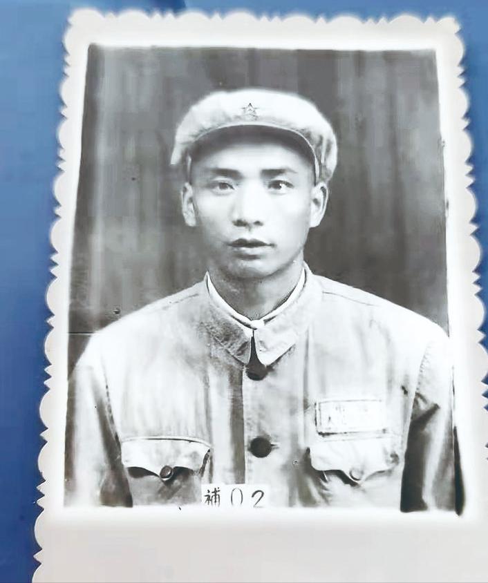 浙江老兵三个军功章,80岁老军人挂满军功章