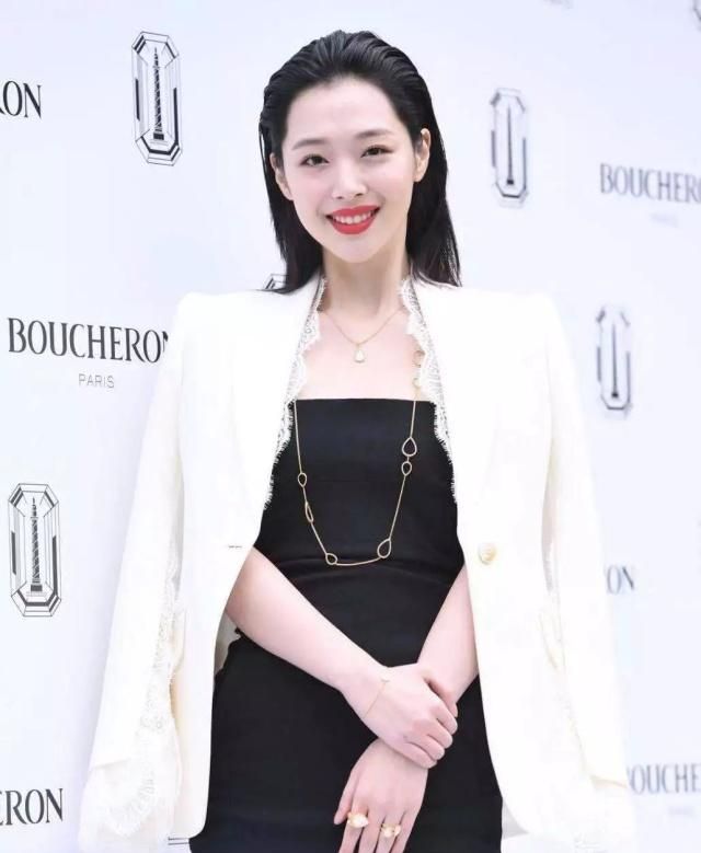 雪莉穿红西装,雪莉黑色抹胸礼服油头