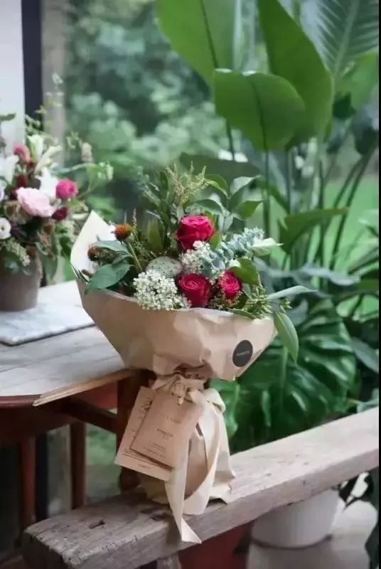 这家破厂房改造的花店，这是北京最美的小花店，明星都来拍照