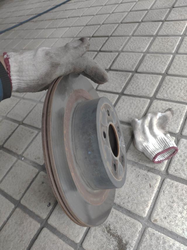 英菲尼迪6万公里刹车盘磨损程度,英菲尼迪刹车盘怎么拆