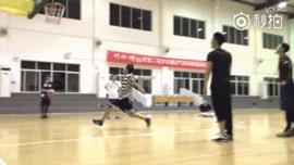 鹿晗戴帽子头发压塌了,鹿晗军帽压不住刘海