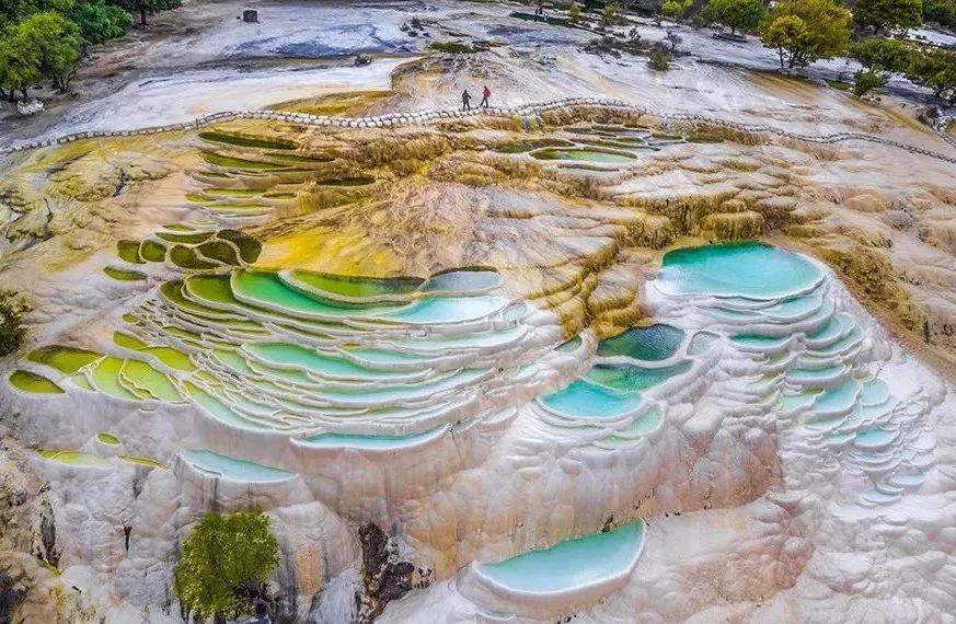 四川黄龙景区的五彩池，为什么会形成壮丽的钙华景观？