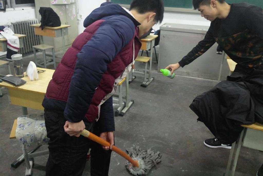 木地板怎样拖地干净又亮不沾灰尘,拖地学会家里地板一尘不染