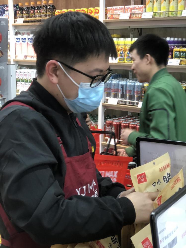 重庆首家云嘉惠进口商品特卖店开业,现场非常火爆