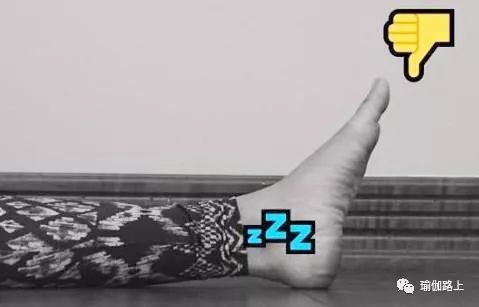 瑜伽脚绕肩的正确练习方法,瑜伽脚背绷直和脚回勾区别