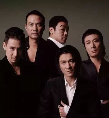 他是香港最低调的影帝，梳起飞机头他又是令人闻风丧胆的江湖大佬