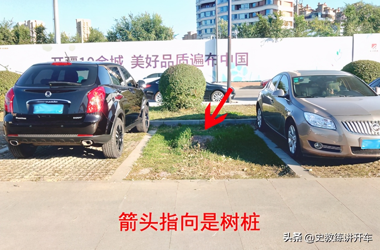 倒车时陷入坑里，新手司机如何给油，才能避免车辆失控？